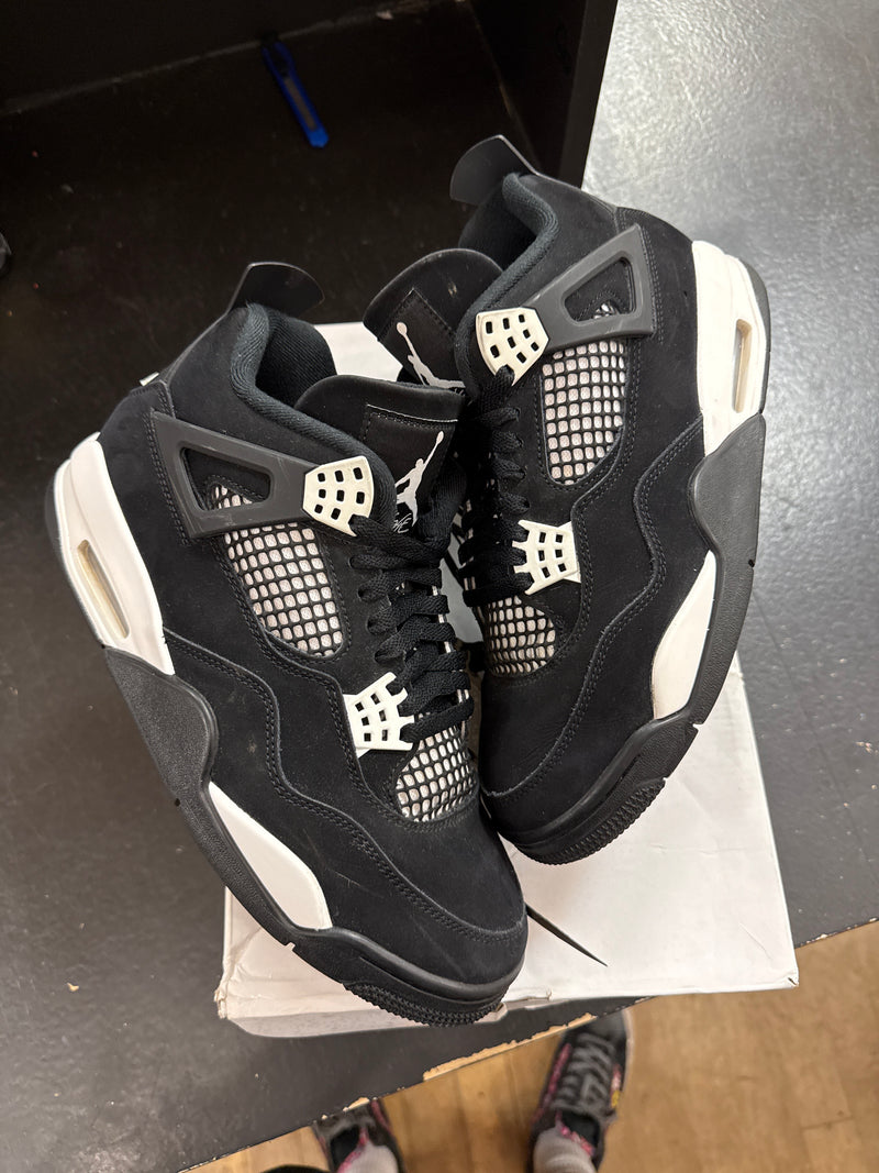Pre owned Jordan 4 White thunder