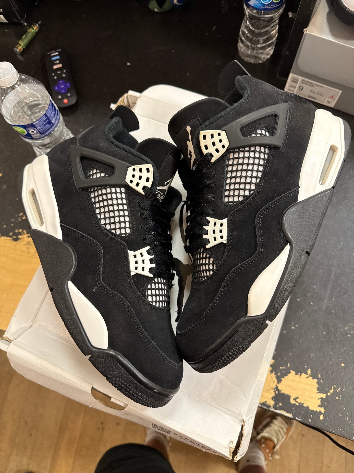 Pre owned jordan 4 White thunder
