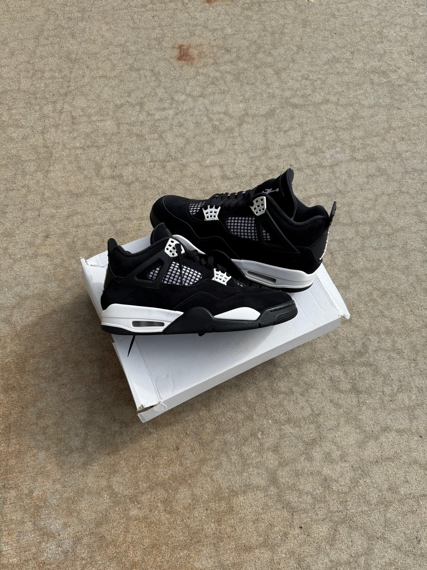 Pre owned Jordan 4 White Thunder