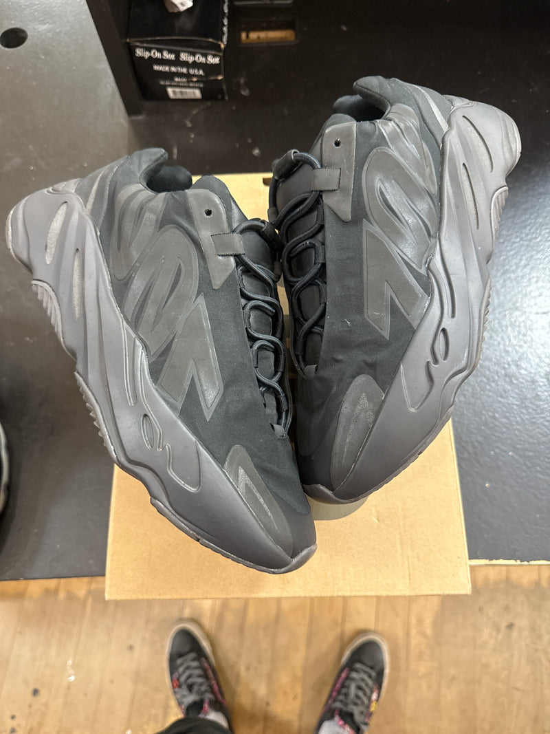Pre owned Yeezy 700 MNVN black